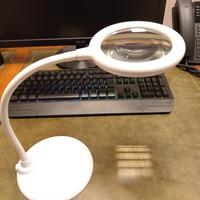 lampada con lente da tavolo