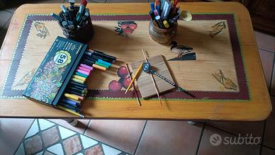 tavolino in legno con due panche