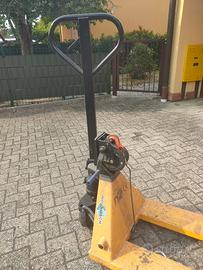 Transpallet modificato con gancio traino