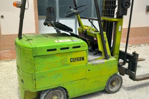 Carrello elevatore Clark q.li 15