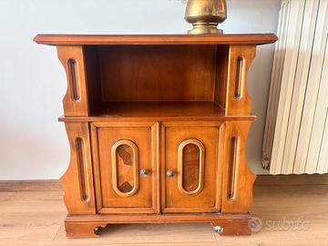 Armadietto con ruote, due ante e uno scaffale