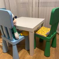 Tavolino e una sedia colorata 