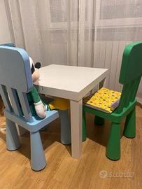 Tavolino e una sedia colorata 