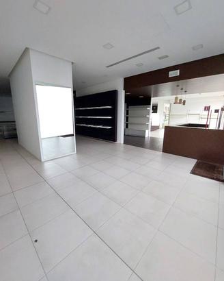 Immobile di 650 m² con 2 locali a Signa