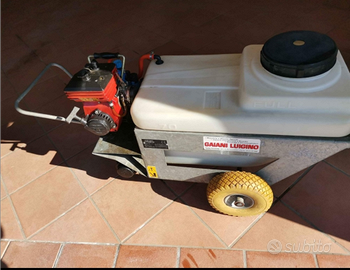 Moto pompa con cisterna da 70 litri