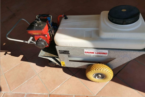 Moto pompa con cisterna da 70 litri