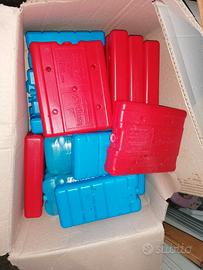 Scatolone pieno di ghiaccetti per freezer 