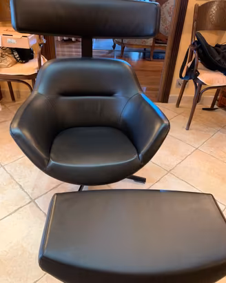 poltrona Auckland Cassina con poggiapiedi, nera