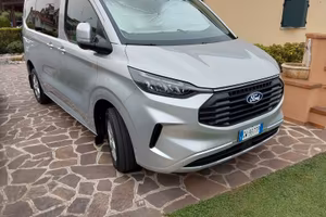 Ford Transit Custom Titanium 9 posti Bus