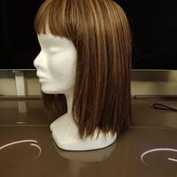 Parrucca in fibra simile al capello vero.