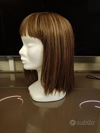 Parrucca in fibra simile al capello vero.