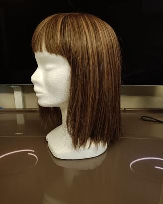 Parrucca in fibra simile al capello vero.