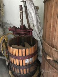 Kit per fare il vino: torchio, pigiatrice, 3 tini