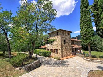 Rustico / Casale di 1000 m² con più di 5 locali e 
