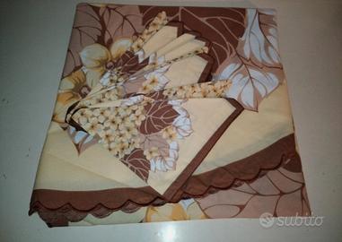 tovaglia rotonda con tovaglioli