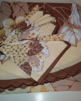 tovaglia rotonda con tovaglioli