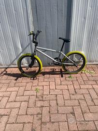 Bmx con ruote verdi