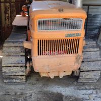 Trattore cingolato completo di attrezzature