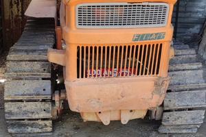 Trattore cingolato completo di attrezzature