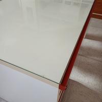 scrivania bianca e rossa 