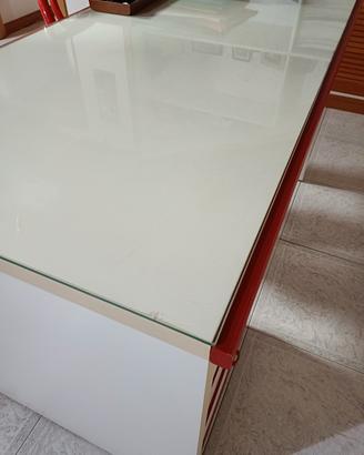 scrivania bianca e rossa 