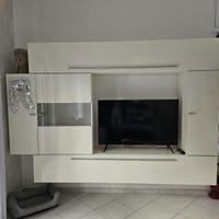 Parete giorno, tavolo+6 sedie e mobile TV