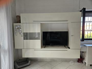 Parete giorno, tavolo+6 sedie e mobile TV