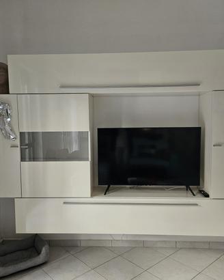 Parete giorno, tavolo+6 sedie e mobile TV