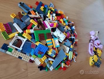 Lotto Lego 2 kg sfuso+set e minifigures