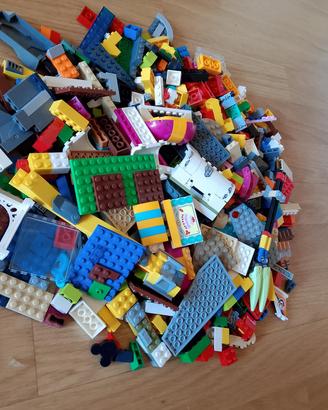 Lotto Lego 2 kg sfuso+set e minifigures