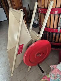 Pigiatrice a mano per uva tramoggia 55x85 