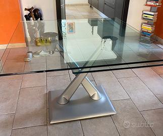 tavolo in cristallo marca Naos allungabile