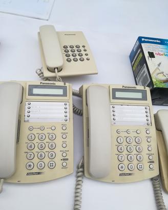 dodici telefoni Panasonic