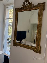 Specchio antico dorato intagliato