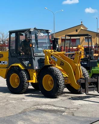 P38 Pala gommata JCB 406 targata