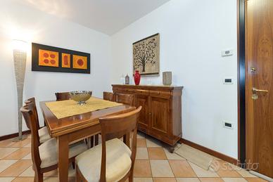 TAVOLO DA PRANZO COMPLETO DI SEDIE CREDENZA DIVAN 