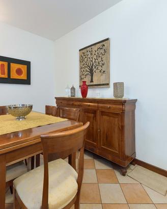 TAVOLO DA PRANZO COMPLETO DI SEDIE CREDENZA DIVAN 