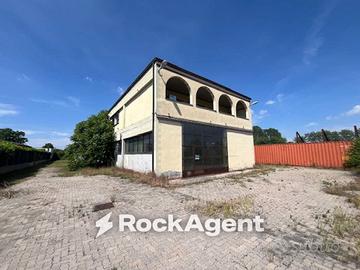 Immobile di 1037 m² a Costa de' Nobili