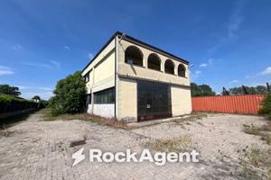 Immobile di 1037 m² a Costa de' Nobili