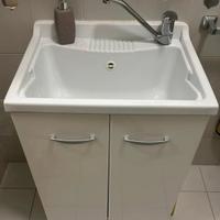 mobiletto lavanderia con rubinetto