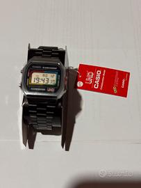 Orologio Casio x Uno Edizione con carte da Gioco