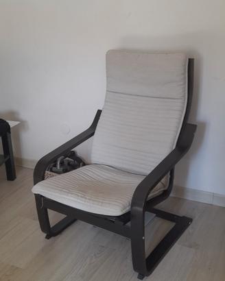Poltrona Poäng Ikea con poggiapiedi 