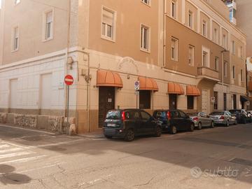 Locale pressi porto doppio accesso 220 MQ