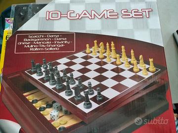 1 scatola con diversi giochi all'interno 