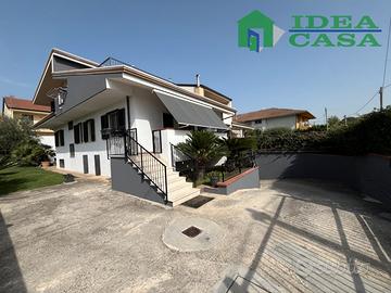 Villa di Grande Metratura Con Giardino