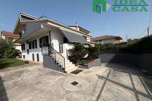 Villa di Grande Metratura Con Giardino