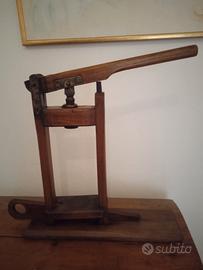 antica tappatrice per bottiglie 