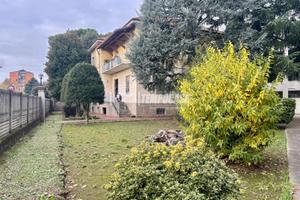 VILLA BIFAMILIARE DI OLTRE 400MQ CON AMPIO GIARDIN