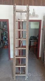 Scala in legno a tre elementi.