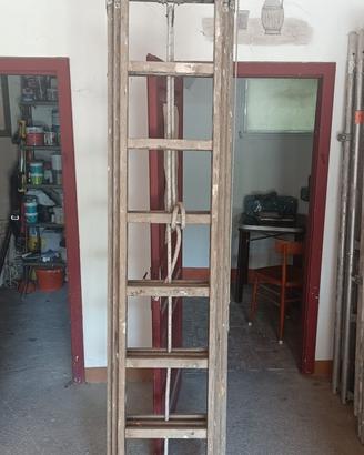 Scala in legno a tre elementi.